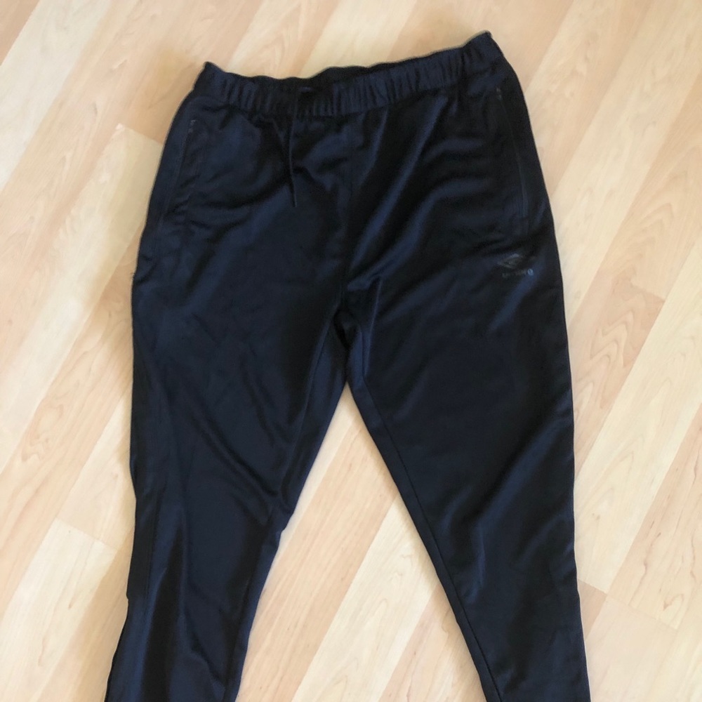 Men’s black Umbro jogger sweats.